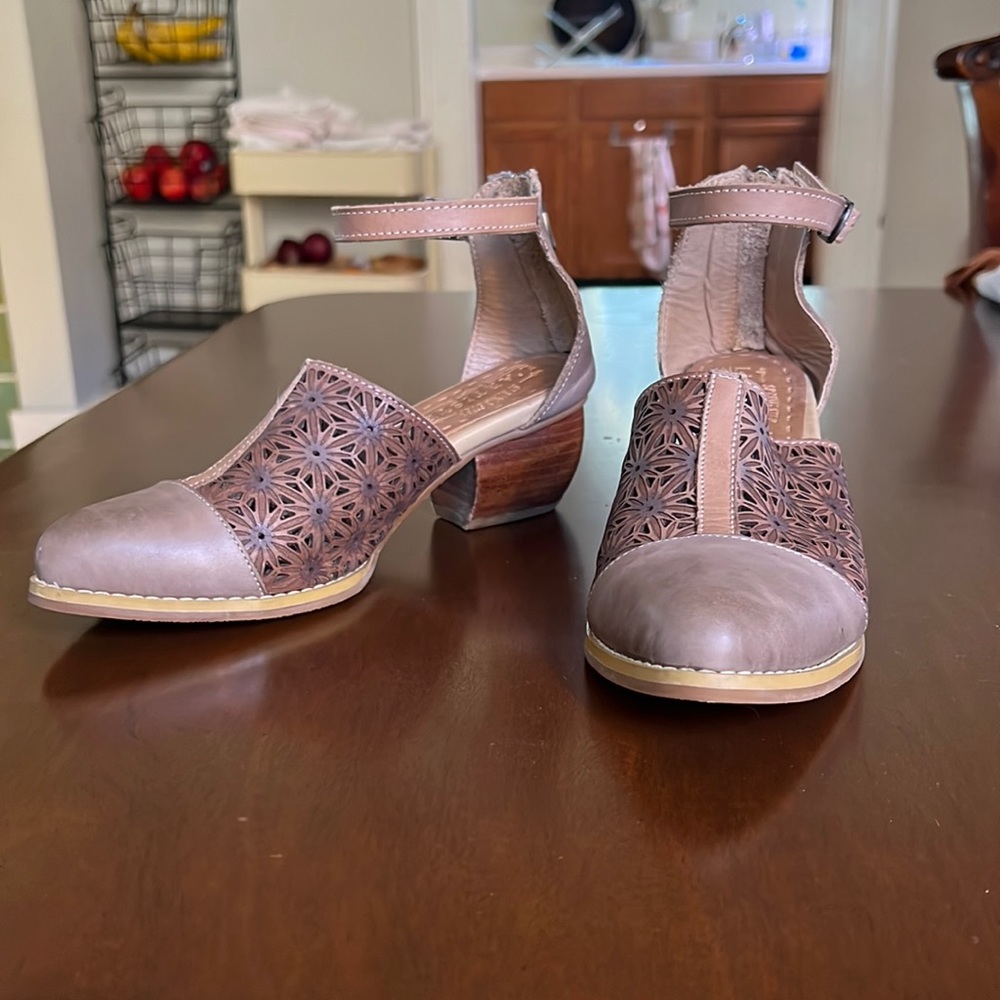 L’Artiste leather spring step handcrafted heels, new without box!